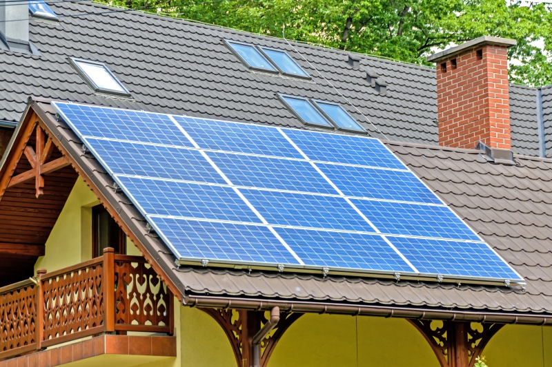 chauffagiste-PEILLE-min_solar-panels-1477987